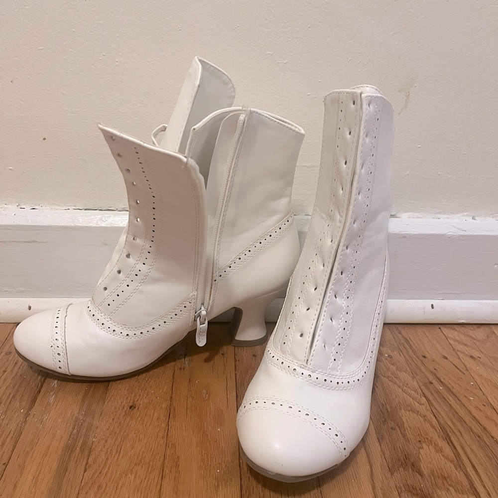 White heeled cowgirl boots